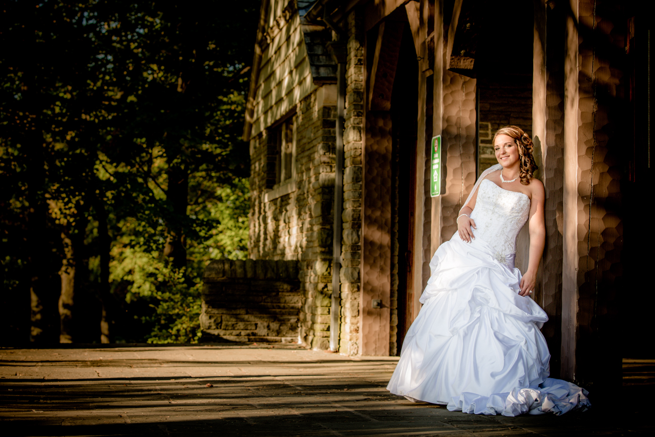 Bride posing in Niagara Falls